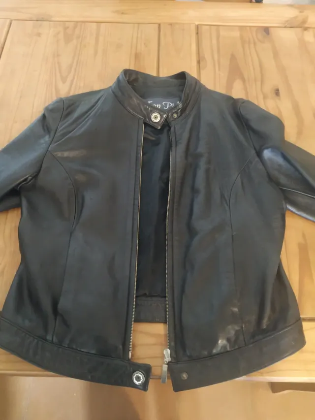 Giubbotto in pelle nera da donna