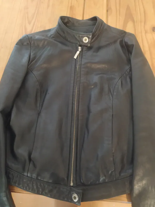 Giubbotto in pelle nera da donna