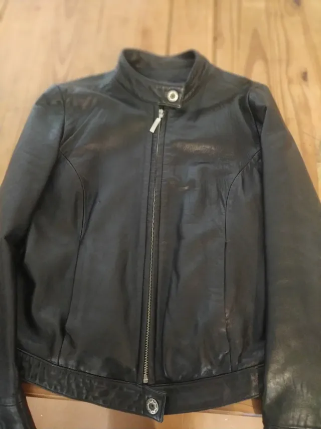 Giubbotto in pelle nera da donna