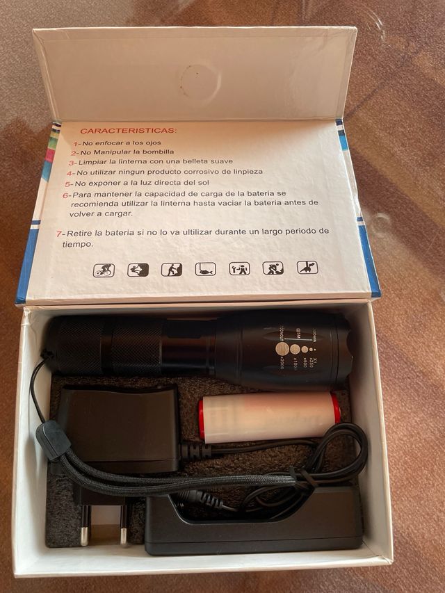 Linterna Táctica LED Recargable