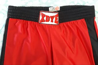 Pantalón deportivo Pull and Bear rojo y negro