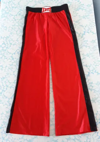 Pantalón deportivo Pull and Bear rojo y negro