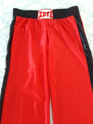 Pantalón deportivo Pull and Bear rojo y negro