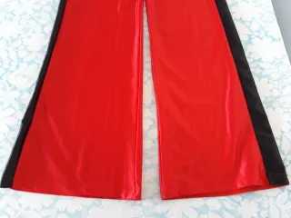 Pantalón deportivo Pull and Bear rojo y negro