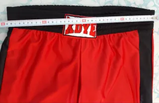 Pantalón deportivo Pull and Bear rojo y negro