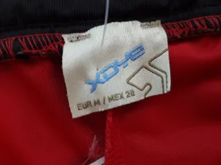 Pantalón deportivo Pull and Bear rojo y negro