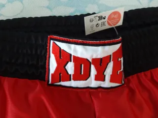 Pantalón deportivo Pull and Bear rojo y negro