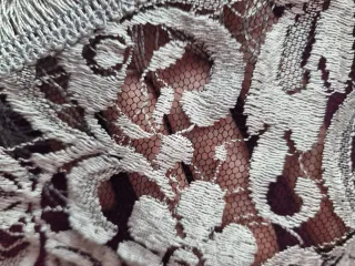 Mantón triangular plateado con flecos