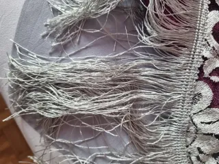 Mantón triangular plateado con flecos