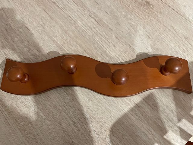 Perchero de madera ondulado