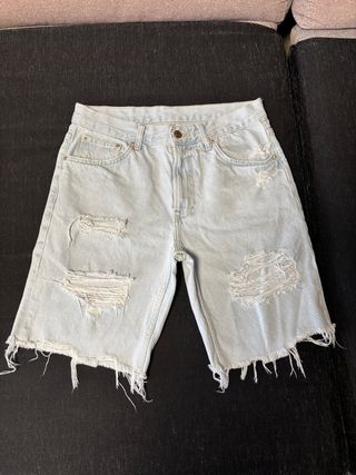 Vaqueros cortos desgastados