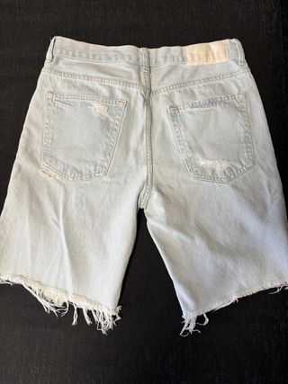 Vaqueros cortos desgastados