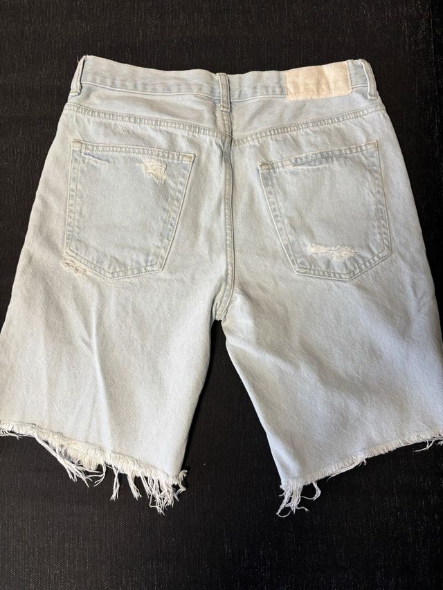 Vaqueros cortos desgastados
