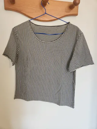 Camiseta de rayas beige y gris