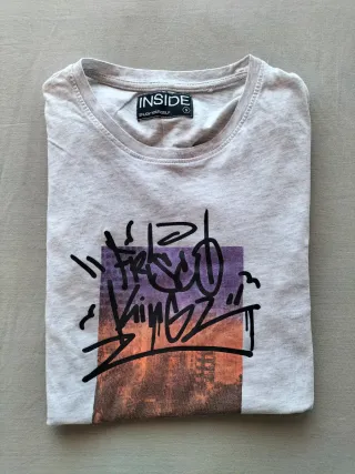 Camiseta INSIDE gris con estampado de grafiti ;)