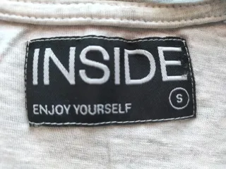 Camiseta INSIDE gris con estampado de grafiti ;)