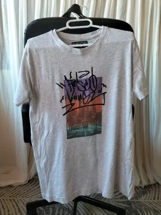Camiseta INSIDE gris con estampado de grafiti ;)