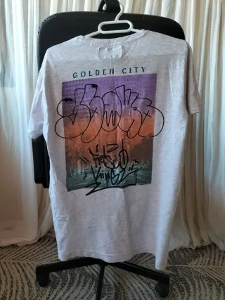 Camiseta INSIDE gris con estampado de grafiti ;)