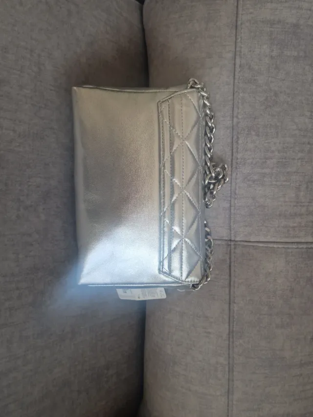 Bolso plateado acolchado con cadena