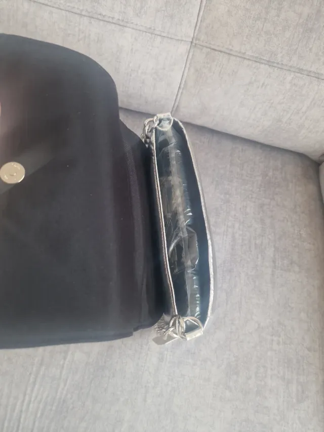 Bolso plateado acolchado con cadena