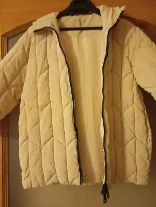 Chaqueta acolchada niña beige es una talla 7