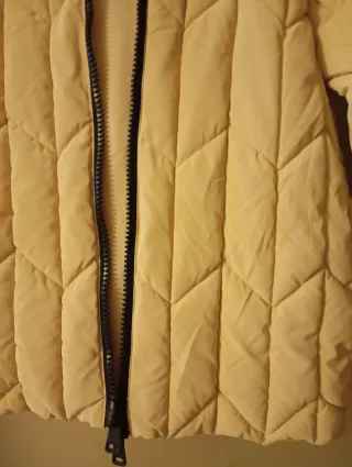 Chaqueta acolchada niña beige es una talla 7