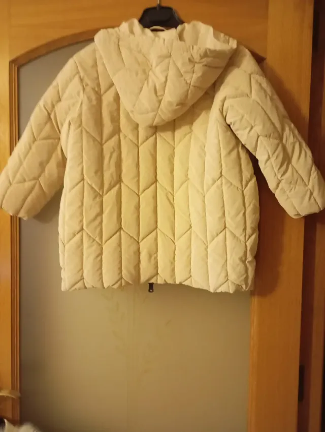 Chaqueta acolchada niña beige es una talla 7