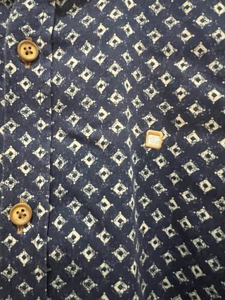 Camisa Yellow Skin estampada azul e branca