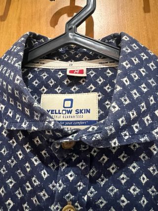 Camisa Yellow Skin estampada azul e branca