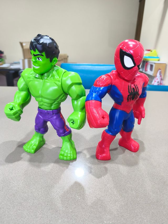 Figuras Spiderman y Hulk
