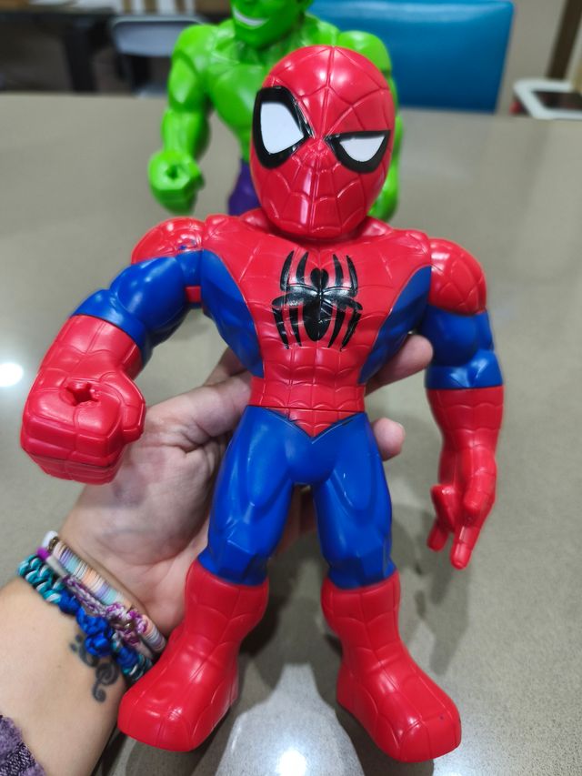 Figuras Spiderman y Hulk