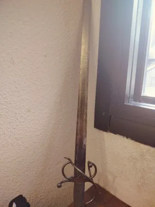 Espada antigua con empuñadura detallada