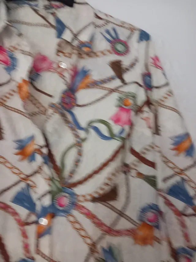 Camisa estampada cadenas y lazos