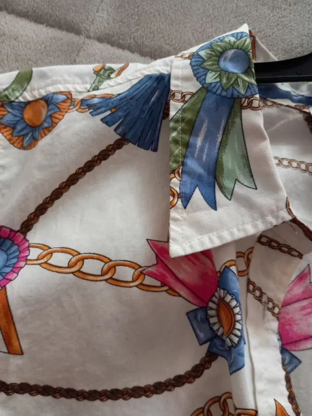 Camisa estampada cadenas y lazos