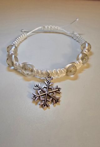 Bracciale con perline e ciondolo fiocco di neve