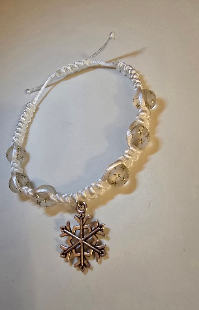 Bracciale con perline e ciondolo fiocco di neve
