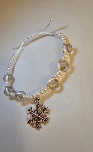 Bracciale con perline e ciondolo fiocco di neve