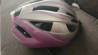 Casco de bici Crivit plateado con detalles morados