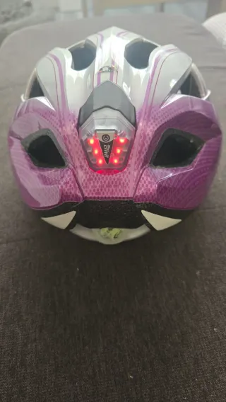 Casco de bici Crivit plateado con detalles morados