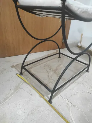 Taburete forja negro con cojín blanco