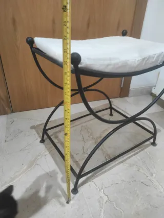 Taburete forja negro con cojín blanco