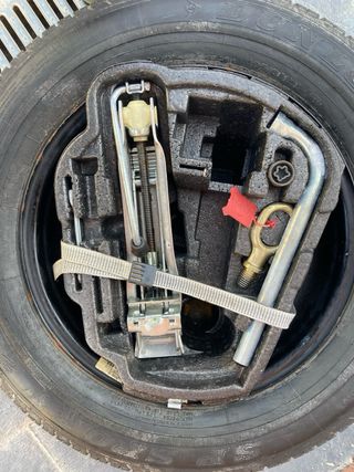 Rueda de repuesto y kit de reparación