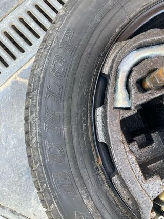 Rueda de repuesto y kit de reparación