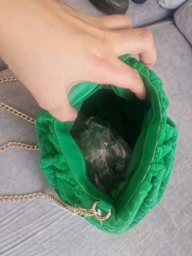 Bolso verde con cadena dorada