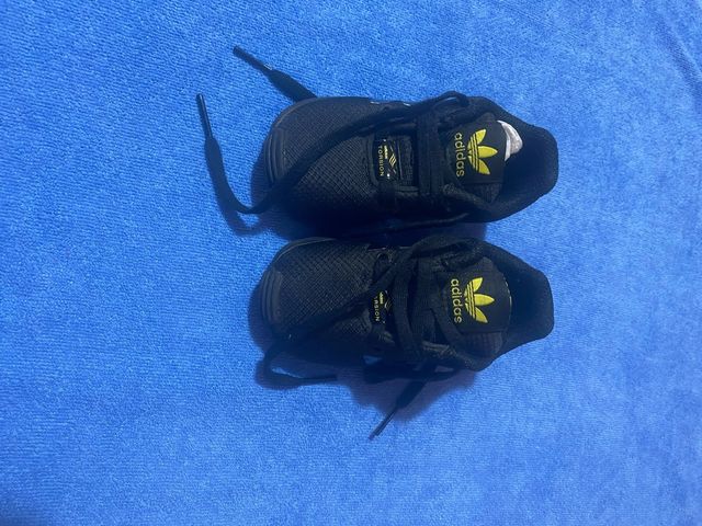 Sneakers bambina Adidas nere scritte gialle