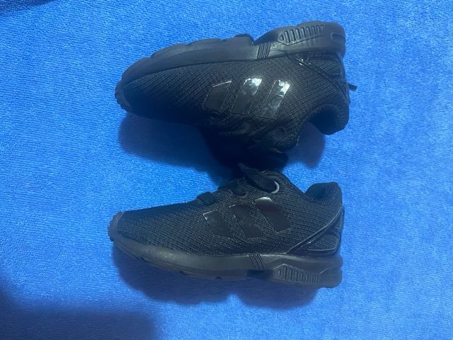 Sneakers bambina Adidas nere scritte gialle