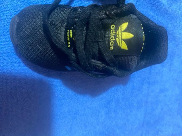 Sneakers bambina Adidas nere scritte gialle