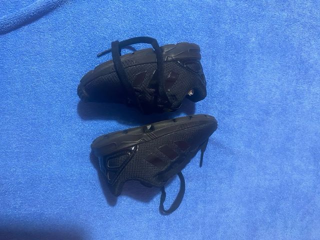 Sneakers bambina Adidas nere scritte gialle