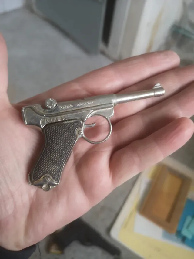 Mini pistola de metal plateada