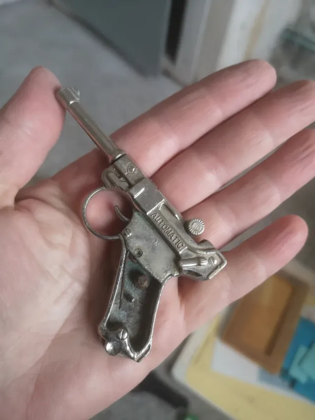 Mini pistola de metal plateada